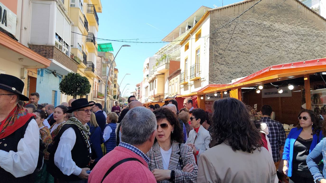 Público y animación costumbrista en la feria, ayer al mediodía.