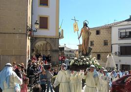 El Resucitado y la Virgen dirigiéndose a la iglesia de Santa María.