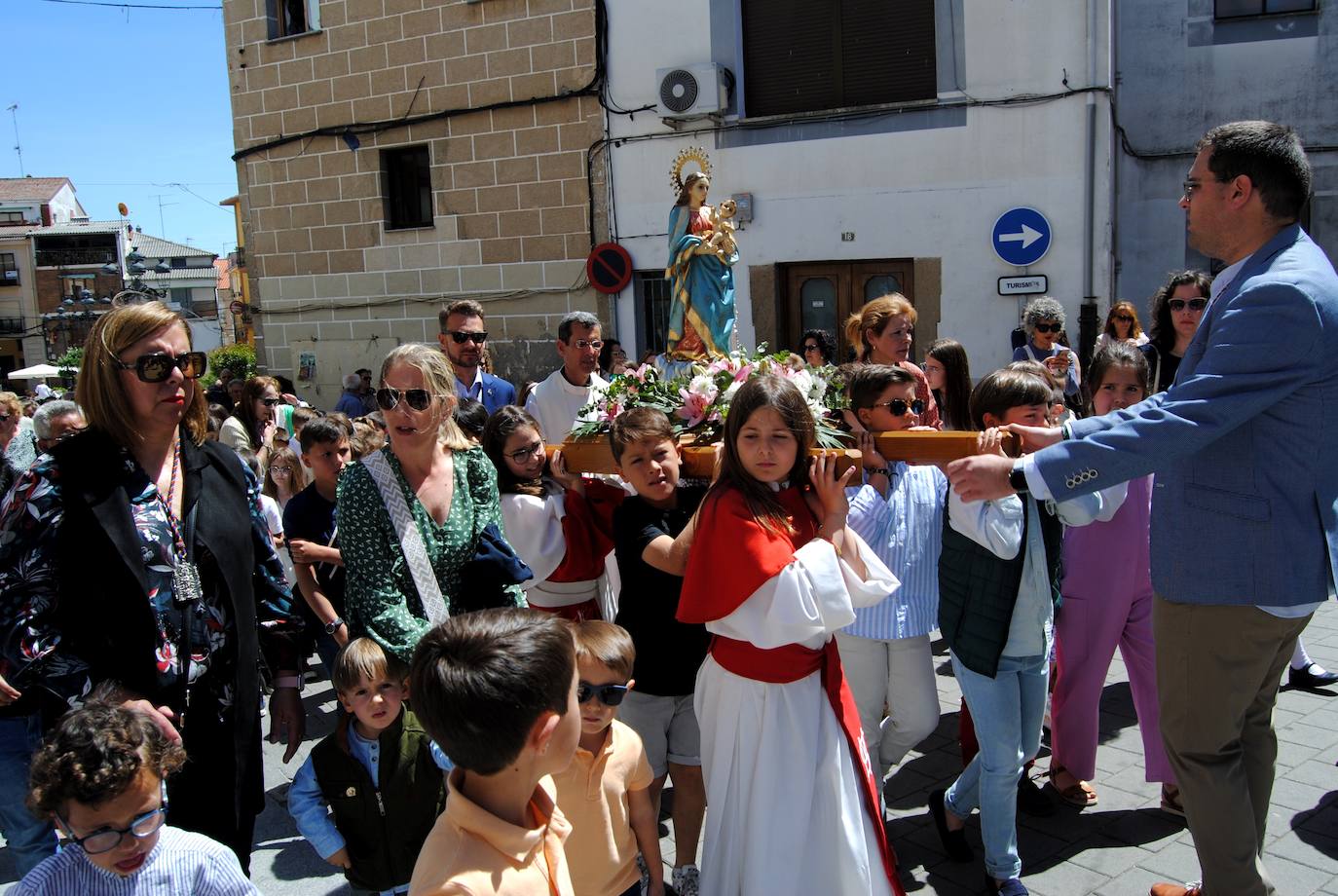 La población se vuelca con la imagen de la Patrona dedicada a los niños