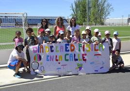 Uno de los grupos de alumnos en el polideportivo municipaL.
