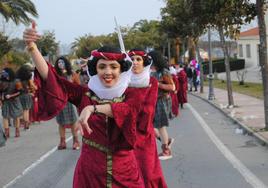 Pasacalle de peñas, comparsas y grupos en el Carnaval de este año.