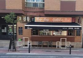 Hogar del Pensionista y mobiliario exterior o veladores.