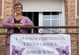Soledad Blázquez en su domicilio con el cartel anunciador de la quedada.