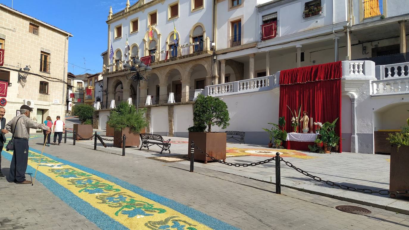 El Corpus llena de alfombras multicolores el casco histórico de Jaraíz