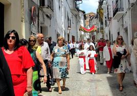 Procesión por la típica y emblemática calle de los Pedreros.