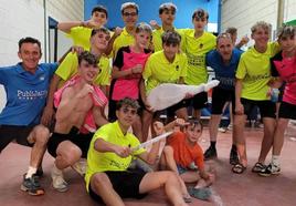 Ténicos y jugadores del Sporting-Publijaime Jaraíz con los regalos conseguidos como campeones del torneo.