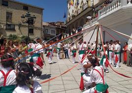 Los dos grupos de bailaores ejecutando el 'trenzado del cordón'.