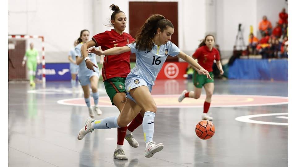 Las selecciones femeninas de España y Portugal de fútbol sala jugando un partido amistoso en el pabellón municipal de deportes de Jaraíz de la Vera.