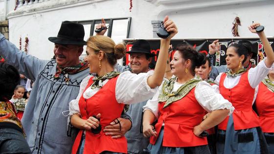 El polideportivo municipal, sede del II Festival Nacional de Folklore Villa de Safariç