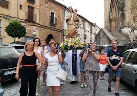 Procesión por los alrededores de la iglesia de Santa María.