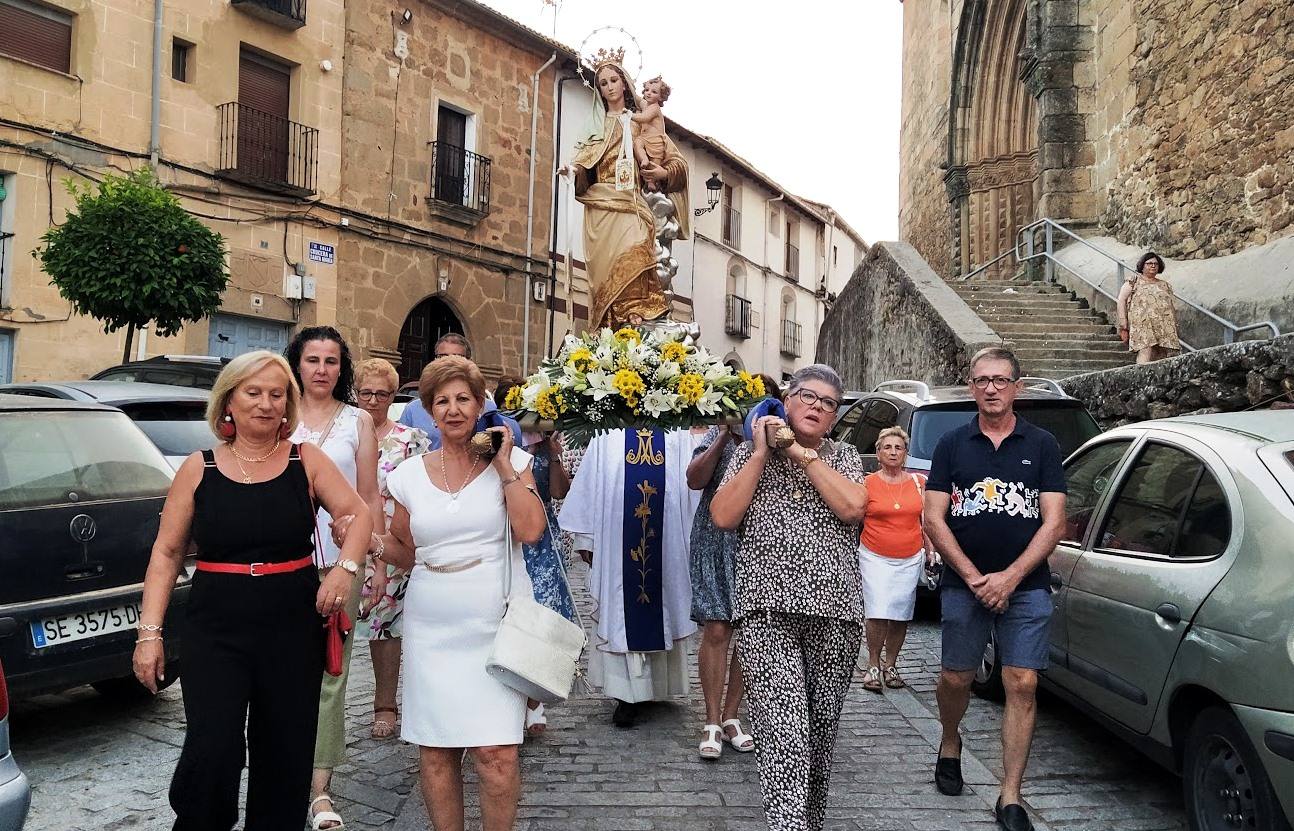 Procesión por los alrededores de la iglesia de Santa María.