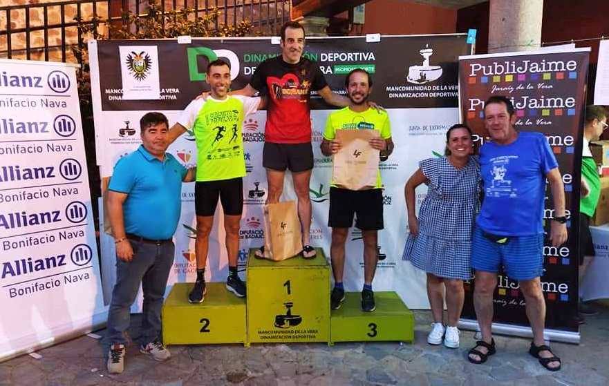 Ángel Luis Pérez, en lo alto del podio de Jarandilla, y en el segundo cajón, Antonio López.