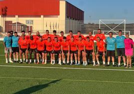 La plantilla y el cuerpo técnico en el césped del remozado polideportivo municipal.