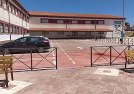 Aparcamiento habilitado en el patio delantero.