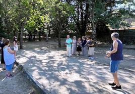 Una de las pruebas de petanca femenina, en el parque Los Bolos.