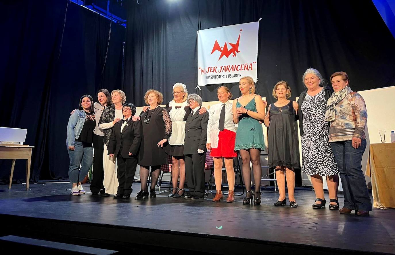 El grupo de teatro de Mujer jaraiceña representa la comedia '¡Anda, mi madre!'