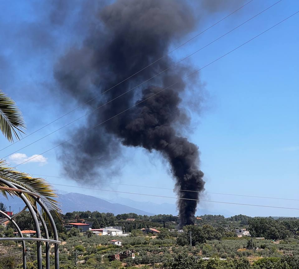 La columna de humo es visible en todo el casco urbano jaraiceño.