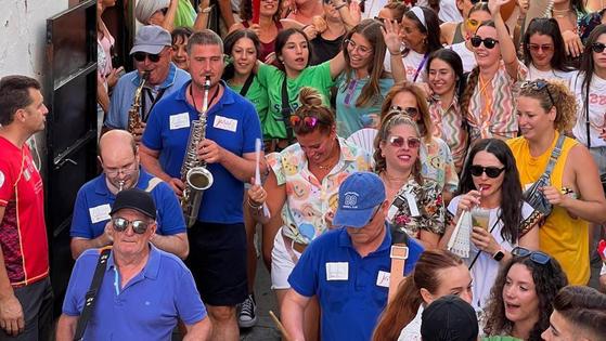 Los pasacalles llenan de jóvenes el recorrido de los encierros