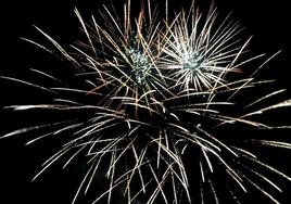 El cielo de Jaraíz iluminado esta madrugada por los fuegos artificiales.