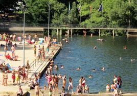 La piscina natural del Lago, muy visitada por los bañistas foráneos.