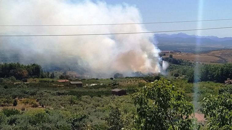 El incendio forestal originado este mediodía en término municipal jaraiceño.