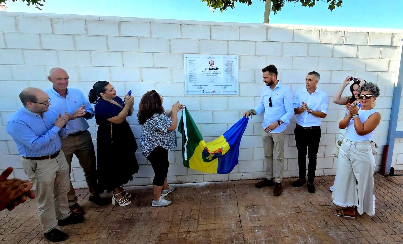 El polideportivo municipal luce una placa por el ascenso del Jaraíz a Tercera División