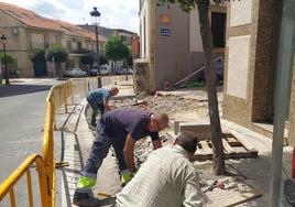 Obras a la entrada de la calle Doctor Fleming desde la travesía.