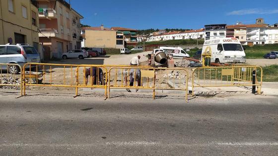 Cortado por obras el acceso al aparcamiento provisional del descampado de la travesía