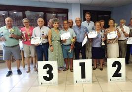 Todos los premiados con las autoridades y directivos del Hogar del Pensionista I.