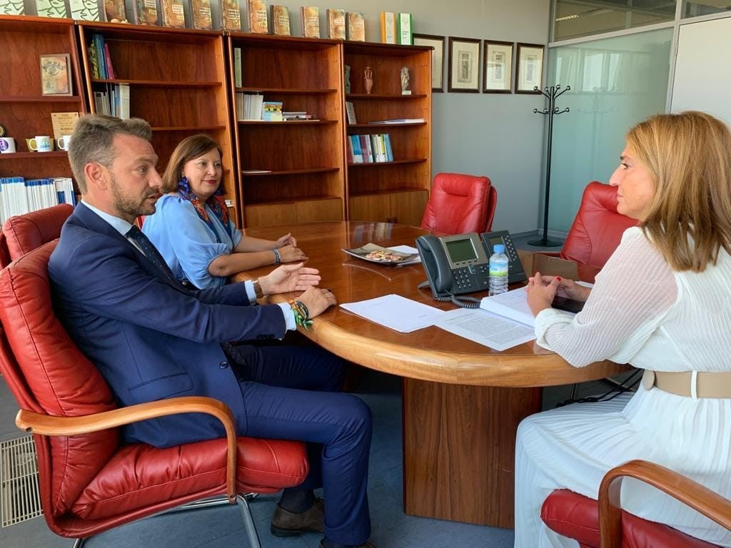 El nuevo instituto, uno de los temas tratados por el alcalde y la secretaria general de Educación