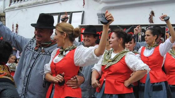 Siete grupos folklóricos actúan hoy en la Plaza Mayor para exaltar al oro rojo verato