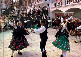 Los Coros y Danzas Los Jarentinos al final de la jornada.