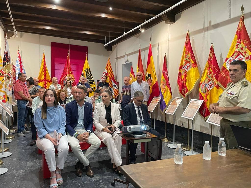 Acto inaugural de la muestra por el coronel Manuel del Pozo.