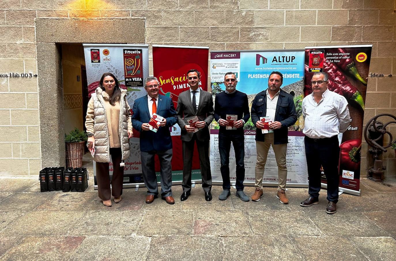 Los representantes de los organizadores del festival y autoridades durante la presentación.