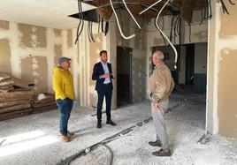 El alcalde, concejal del ramo y el arquitecto municipal visitando las obras.