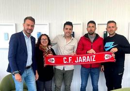 Luis Miguel Núñez, Ana Isabel Paniagua, Ismael Villalobos y Miguelín Villalobos, entre otros, durante la firma del acuerdo