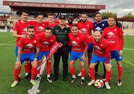 Tedoro Elena, en el centro, con los jugadores antes de realizar el saque de honor.