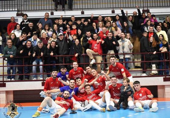 Los jugadores celebrando la victoria con el público.