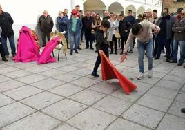 Uno de los niños toreando al diestro como astado.