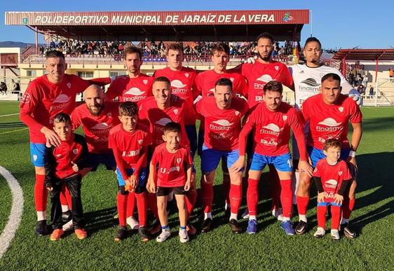 El Jaraíz posando al inicio del encuentro.