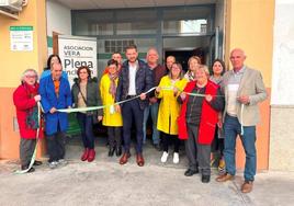 Inauguración de los talleres de la calle Sevilla por parte del alcalde y los usuarios.