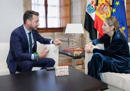 Luis Miguel Núñez dando a conocer a María Guardiola la situación del municipio.