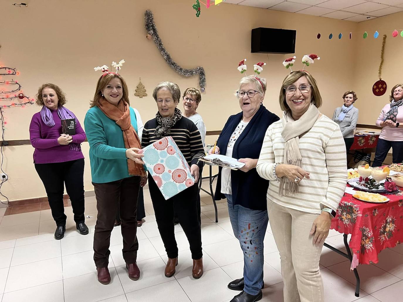 Entrega a Amparo Santos del primer premio en dulce.