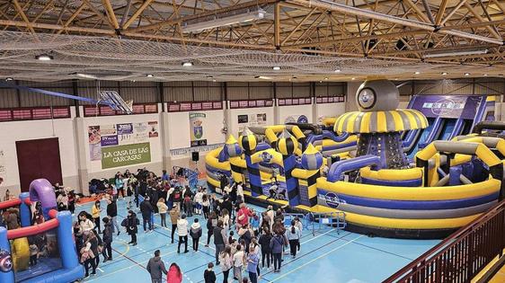 Los niños vuelven a disfrutar otro día de la ciudad hinchable y tren turístico