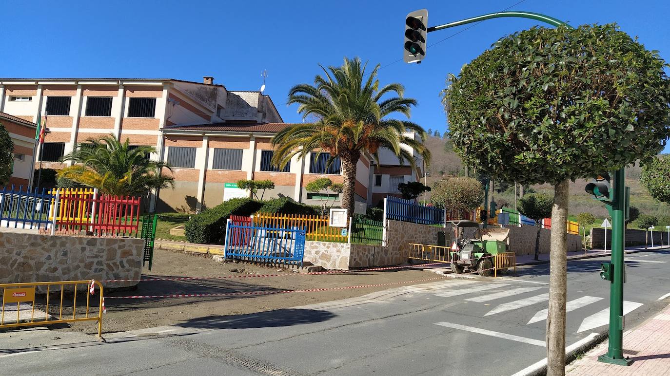 Entrada principal al colegio en obras para mejorar su accesibilidad. 