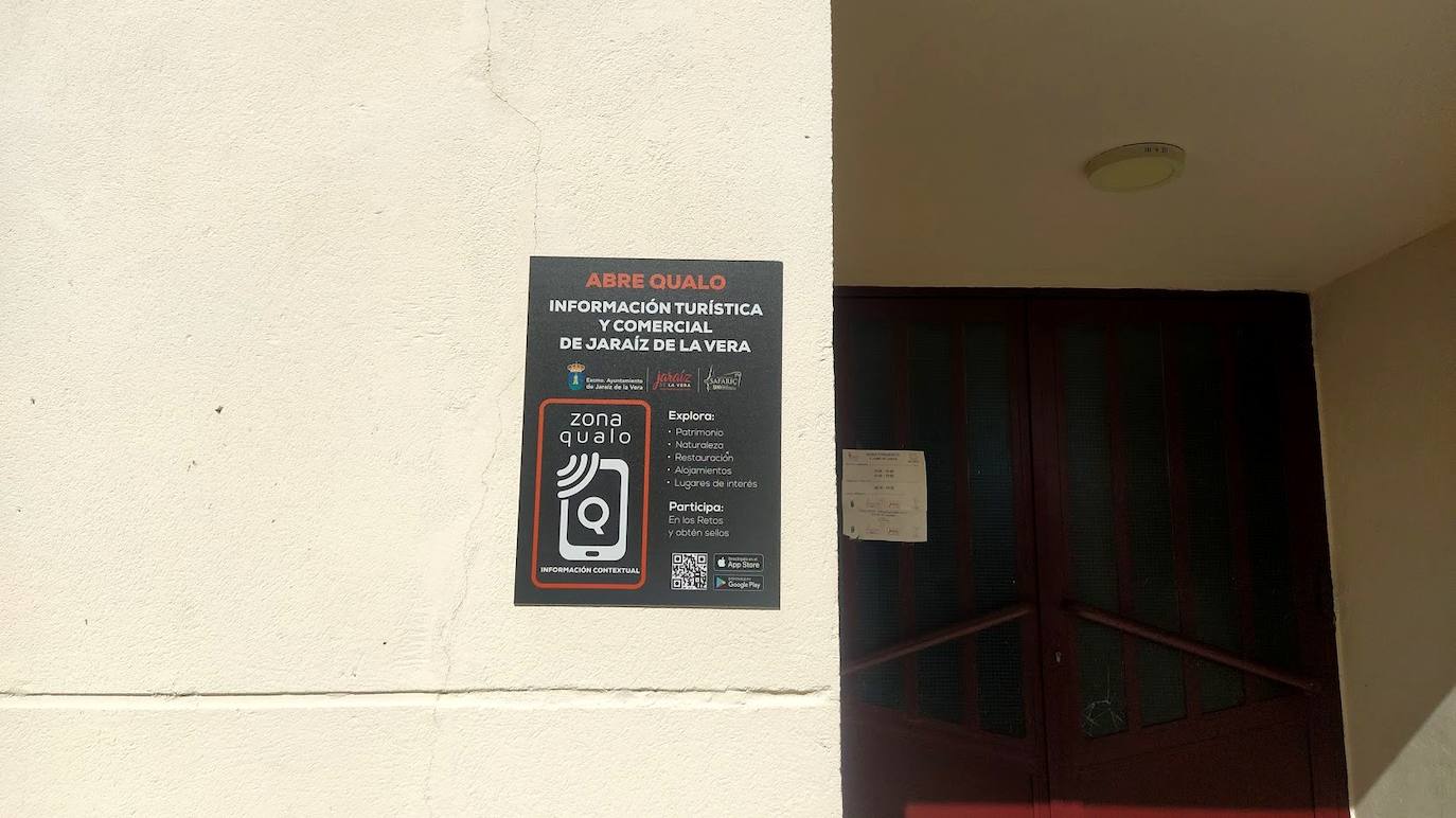 Placa 'QUALO' instalada en la fachada del Museo de la Alfarería y Museo Jaime de Jaraíz. 