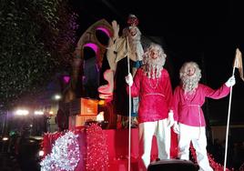 El rey Melchor saludando durante la cabalgata del pasado año.