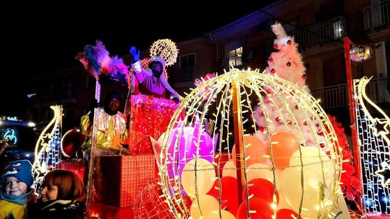 Los niños reciben con ilusión a los Reyes en sus nuevas carrozas