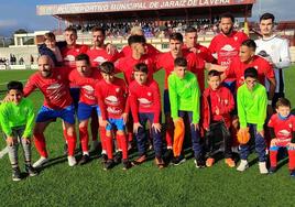 Equipo de salida del Jaraíz, este domingo, en el polideportivo municipal, que registró una buena entrada.