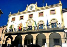 Las banderas ondeando a media asta en los balcones de la Casa Consistorial jaraiceña.